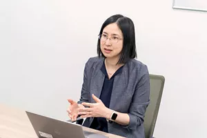 「腰を蒸気で温めると痛みは緩和するか」について回答している江野口 祐佳さんの写真