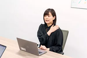 「身体を蒸気で温めると肩こりの緩和につながる?」という疑問に回答している今井 奈津子さんの写真