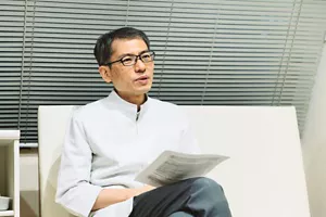 「肩こりのおもな原因」について解説している竹谷内 康修さんの写真