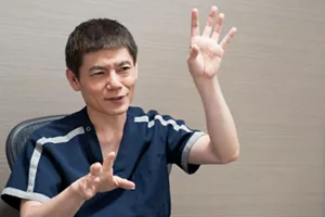 寒暖差疲労の症状について解説している久手堅 司さんの写真