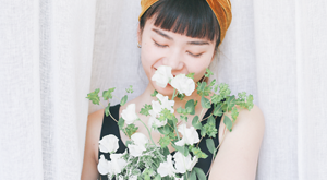 花の香りを楽しむ女性