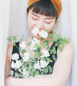 花の香りを楽しむ女性