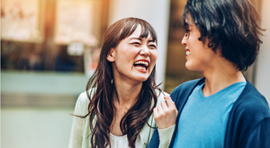 控えめな香りを楽しむ笑顔のカップル