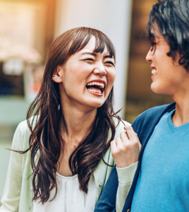 控えめな香りを楽しむ笑顔のカップル