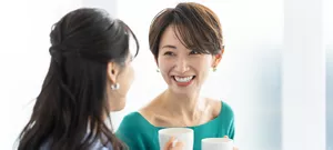 女性が2人、談笑しているイメージ。