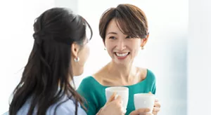 女性が2人、談笑しているイメージ。