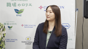 職場のロリエについて話す、坂田 美穂子