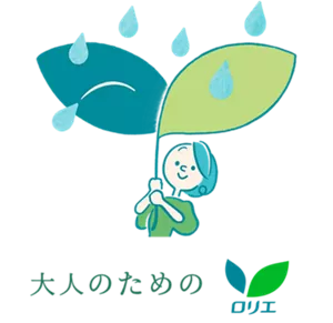 大人のためのロリエ、さらピュア吸水のイメージ。可愛らしい女性のキャラクターが傘に見立てたロリエのロゴ(二枚の葉っぱ)を手に雨をしのいでいる。