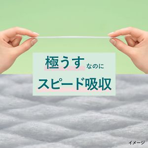 極うすなのにスピード吸収のイメージ、シートを真横から撮影し、薄さを表現したうえでシートの表面に水滴が落ちてきて一瞬で吸収されるイメージ。