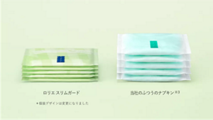 ロリエスリムガードと当社のふつうのナプキンで薄さを比較しているイメージ。