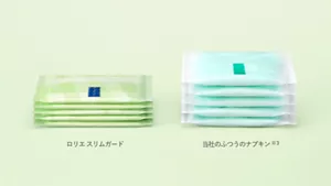 ロリエスリムガードと当社のふつうのナプキンで薄さを比較しているイメージ。