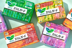 ロリエのスリムガード、数量限定のネイチャーフォトデザインの商品ビジュアル。薄い緑色の背景に、4種のパッケージが並んでいる。