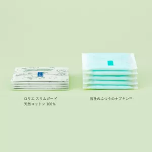 ロリエスリムガードと当社のふつうのナプキンで薄さを比較しているイメージ。