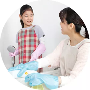 笑顔で浴そうを掃除する親子