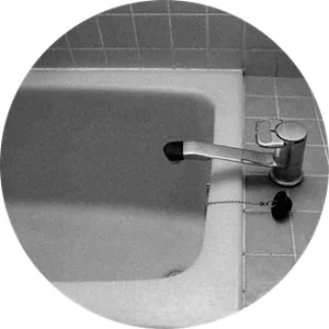 床がタイル貼りの浴槽のイメージ