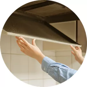 レンジフードを取り外す様子