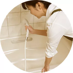 バスタブを洗い流す女性