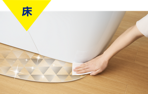 トイレットペーパーにスプレーしてトイレの下の床を拭いているイメージ