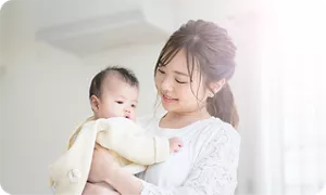 部屋で過ごす赤ちゃんとママ