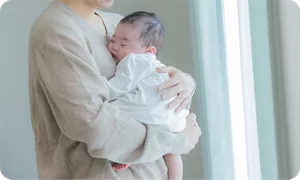 パパに抱っこされる赤ちゃん