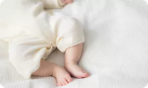 ベッドに横になる赤ちゃん