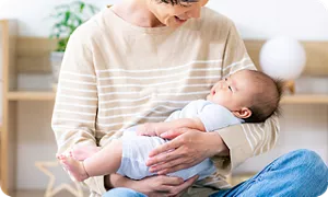 赤ちゃんを抱っこするパパ