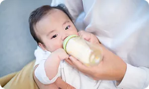 ミルクを飲む赤ちゃん