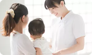 健診を受ける赤ちゃん