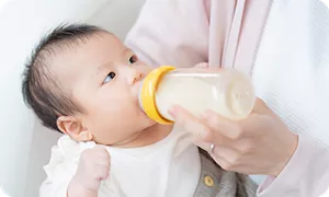 ミルクを飲む赤ちゃん