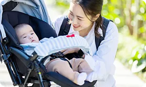 ベビーカーでお散歩する赤ちゃんとママ