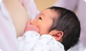 母乳を飲む赤ちゃん