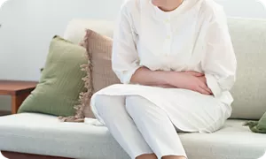 おなかに手を当てるママ