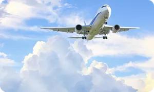 空を飛んでいる飛行機