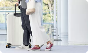 空港にいる夫婦