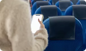 飛行機の座席を探す妊婦