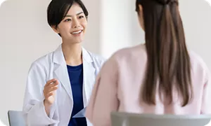 主治医と相談している妊婦