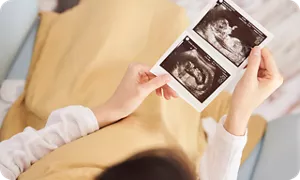 超音波写真を見る妊婦