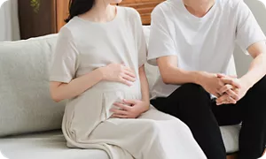 ソファで会話している夫婦