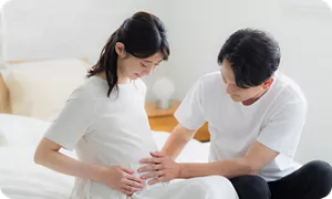 胎動をチェックする夫婦