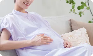 胎動をチェックする妊婦