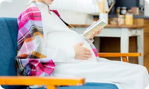 胎動カウントを行う妊婦