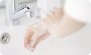 手洗いする妊婦