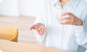 薬を飲む妊婦