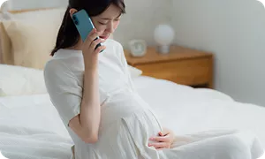 産院に電話する妊婦