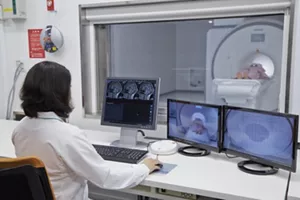 Photograph of a researcher analyzing the relationship between comfort and brain activity during skin care