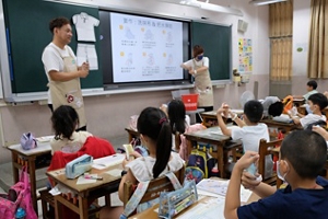 Volunteer employees and children.