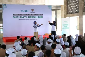 Tenaga Kesehatan sedang memberikan edukasi PHBS kepada anak-anak yatim