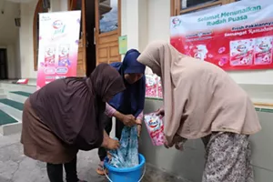 Ibu-ibu sedang mencuci alat salat menggunakan detergent Attack