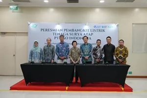 Group photo of the Management of PT Kao Indonesia, together with PT Alam Energy Renewables, Ministry of Energy and Mineral Resources of Indonesia, and PLN during the inauguration of Kao Indonesia Factory’s rooftop solar power plant.