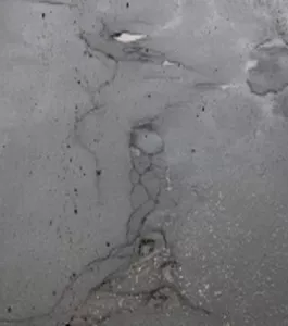 ポットホールが発生した道路の写真